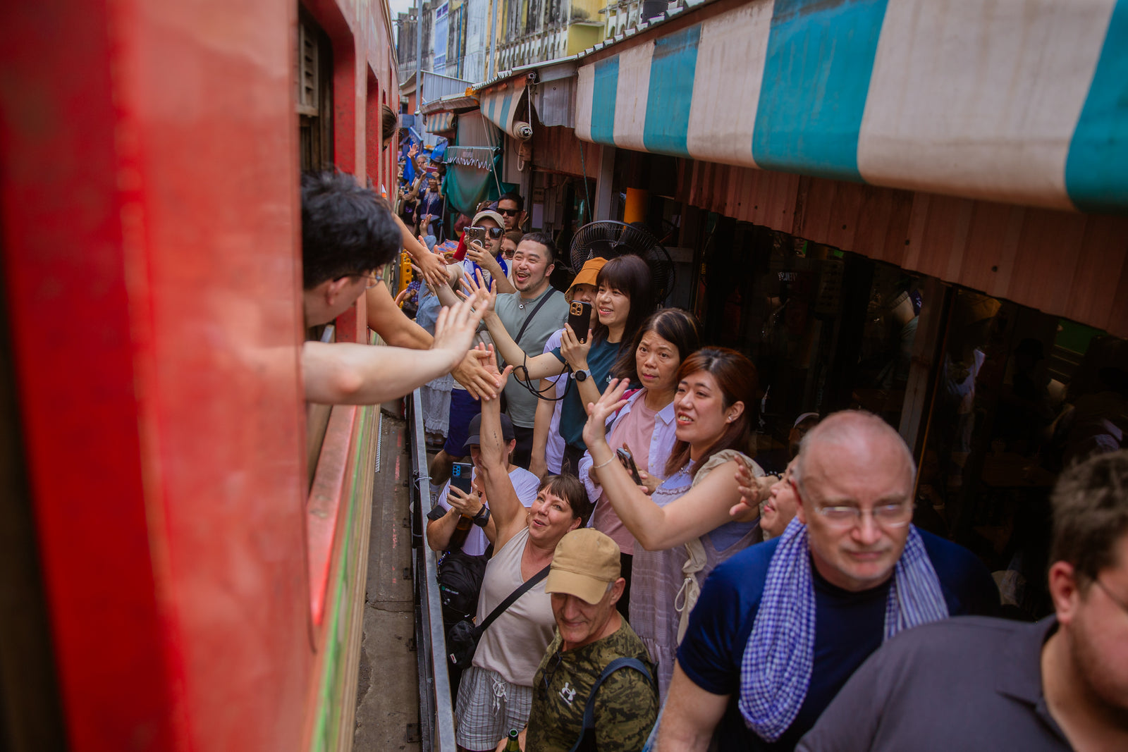 Bangkok:Floating Market & Maeklong Train Market Premium Tour