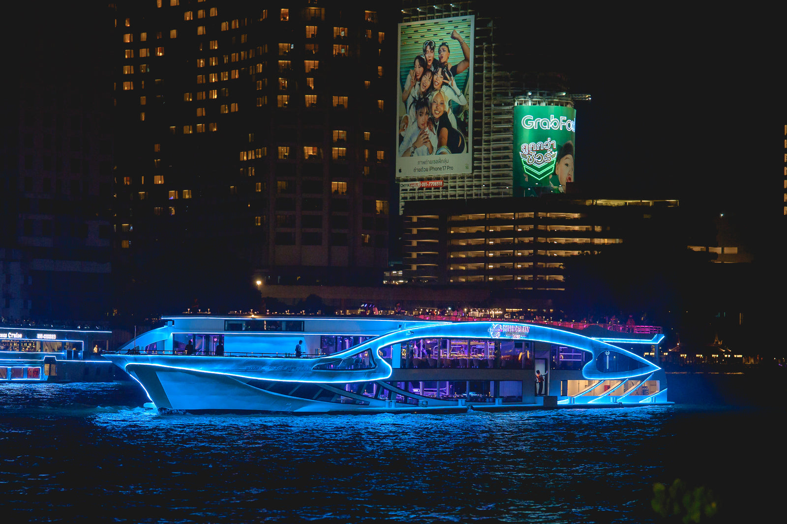 Bangkok: Super Galaxy Chao Phraya Dinner Cruise