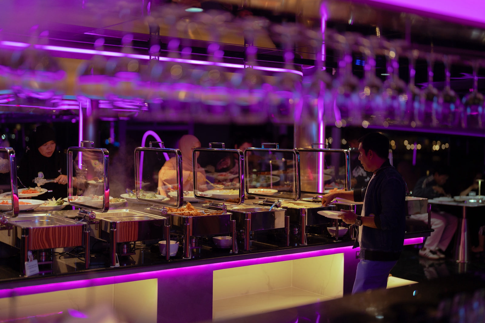 Bangkok: Super Galaxy Chao Phraya Dinner Cruise