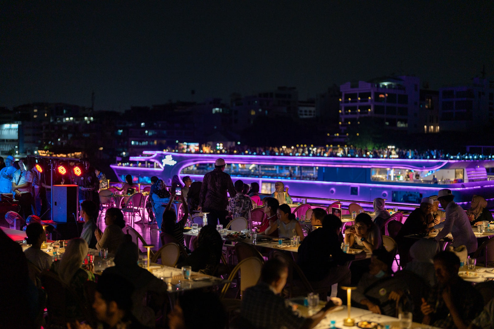 Bangkok: Super Galaxy Chao Phraya Dinner Cruise