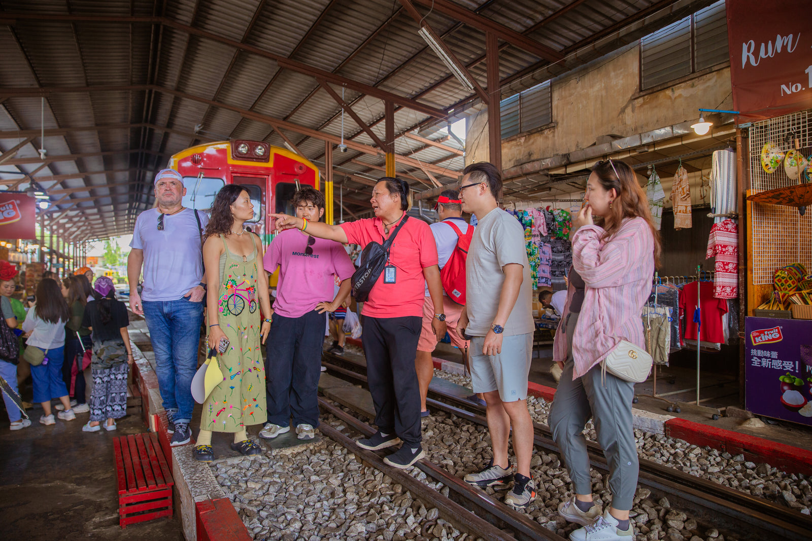 Bangkok:Floating Market & Maeklong Train Market Premium Tour